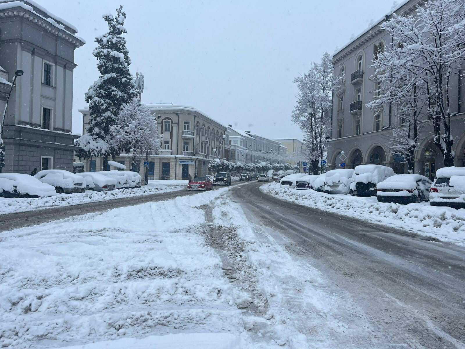 ინტენსიური თოვის გამო, ვაზიანი-გომბორი-თელავის საავტომობილო გზაზე გადაადგილება დაშვებულია მხოლოდ მაღალი გამავლობის ავტომობილებისთვის - თელავში მუნიციპალურმა ტრანსპორტმა მუშაობა შეაჩერა