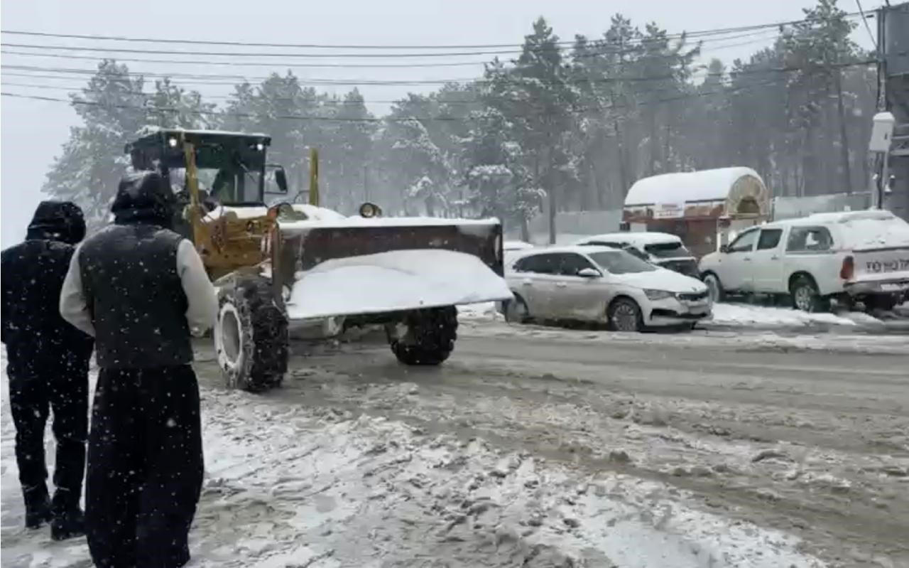 კახა კალაძე - სამუშაოები მთელი თბილისის მასშტაბით უწყვეტ რეჟიმში გრძელდება - ცენტრალური ქუჩები ყველგან გაწმენდილია, არის შიდა გზები და ჩიხები, სადაც მოგვიანებით დავიწყებთ გაწმენდით სამუშაოებს