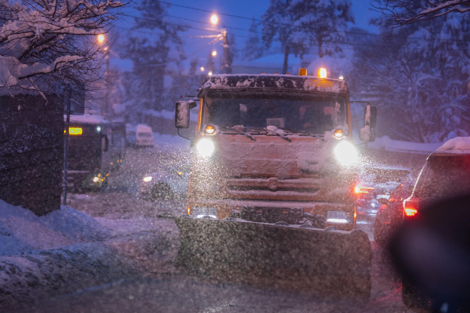 მერია - თბილისში და შემოერთებულ ტერიტორიებზე გზების ტექნიკური მარილით დამუშავება ინტენსიურ რეჟიმში გრძელდება
