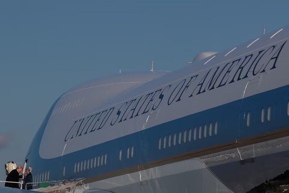 დონალდ ტრამპის თვითმფრინავი, მცირე პრობლემის გამო, ენდრიუსის ბაზაზე დაბრუნდა, აშშ-ის პრეზიდენტი დავოსში სხვა თვითმფრინავით გაემგზავრება