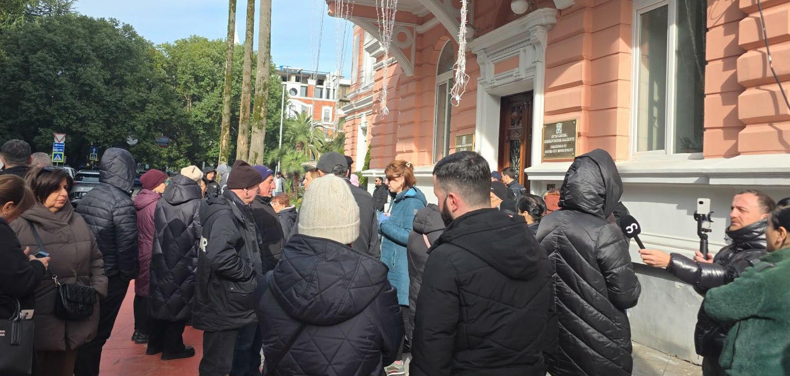 ბათუმის მერიასთან საპროტესტო აქცია მიმდინარეობს - აქციის მონაწილეები მერთან შეხვედრას ითხოვენ