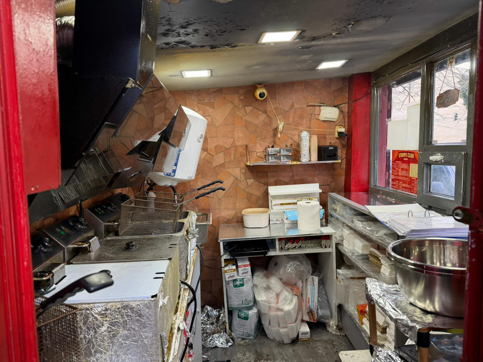 რეგისტრაციისა და სურსათის უვნებლობის მოთხოვნების უხეში დარღვევის გამო, სურსათის ეროვნულმა სააგენტომ ინდურ სამზარეულოს საწარმოო პროცესი შეუჩერა