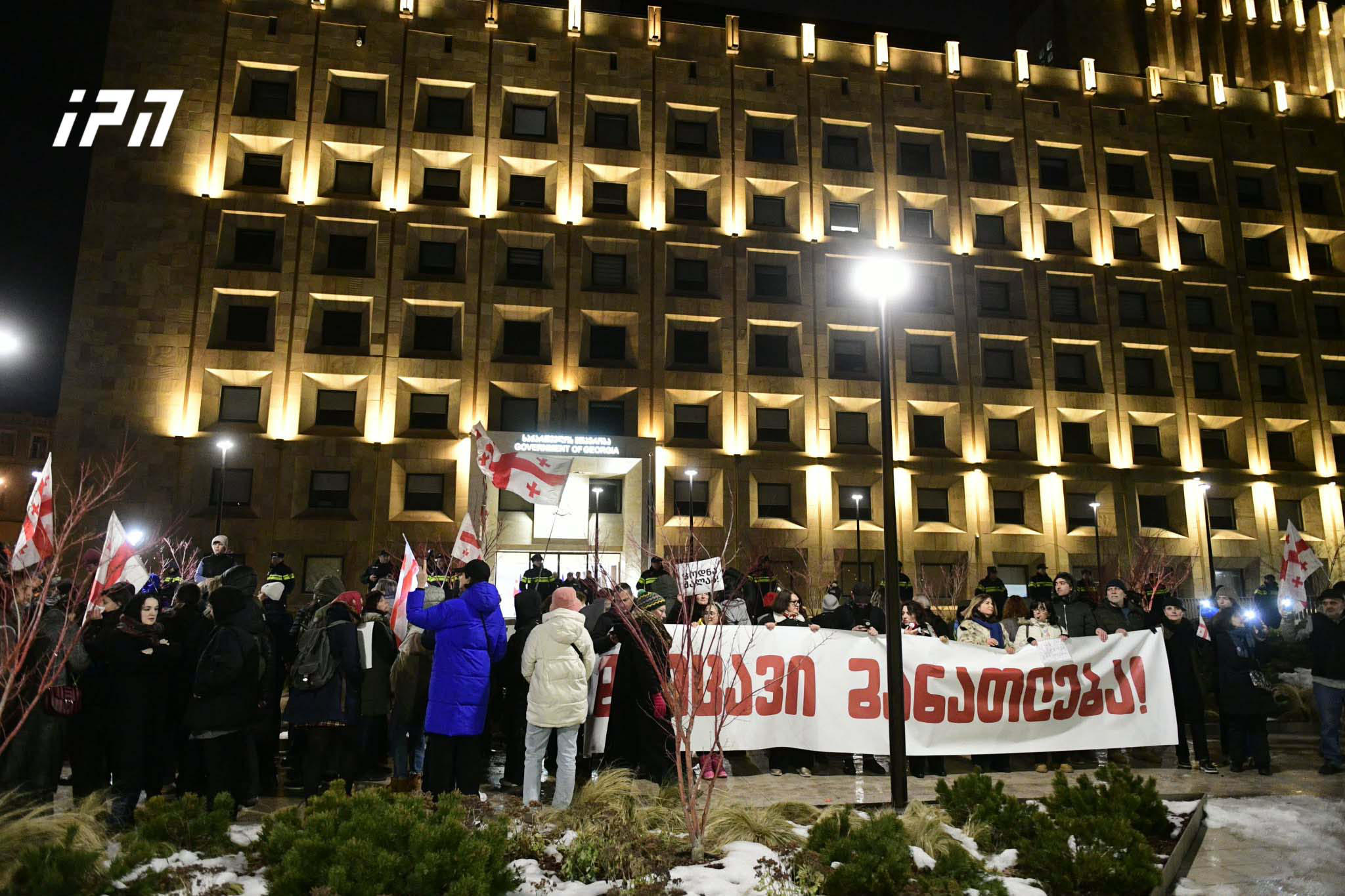 ლოზუნგით - „დაიცავი განათლება”, საპროტესტო მარშის მონაწილეებმა მთავრობის ადმინისტრაციასთან გადაინაცვლეს