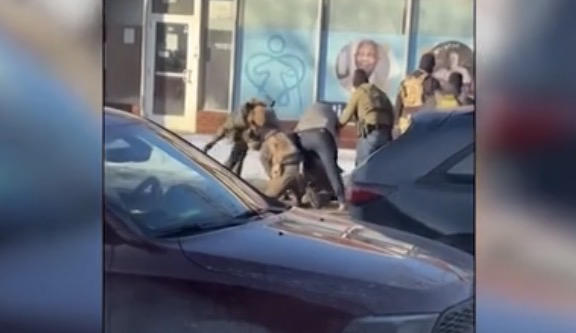 CNN - მინეაპოლისში ფედერალურმა აგენტებმა კიდევ ერთი ადამიანი მოკლეს