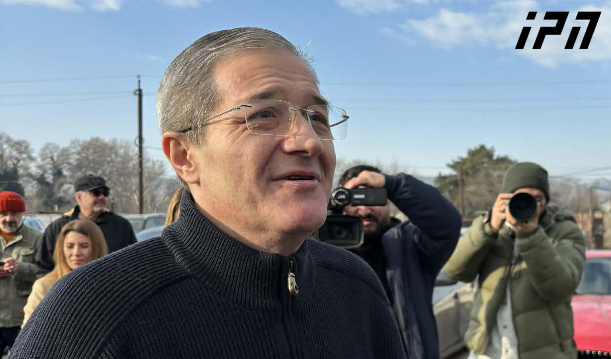 გივი თარგამაძე - რაც გამოვედი, მთელი „საქოცეთი“ დამტრიალებთ თავს, რას მატრაბაზობთ, რას ვერ მპოულობთ, სად მეძებთ, რა მედიას და ახლობლებს სთხოვთ, ეგებ გააგებინოთო? - თუ ძალიან გეჩქარებათ, გამომიგზავნეთ კითხვები ან დამელოდეთ