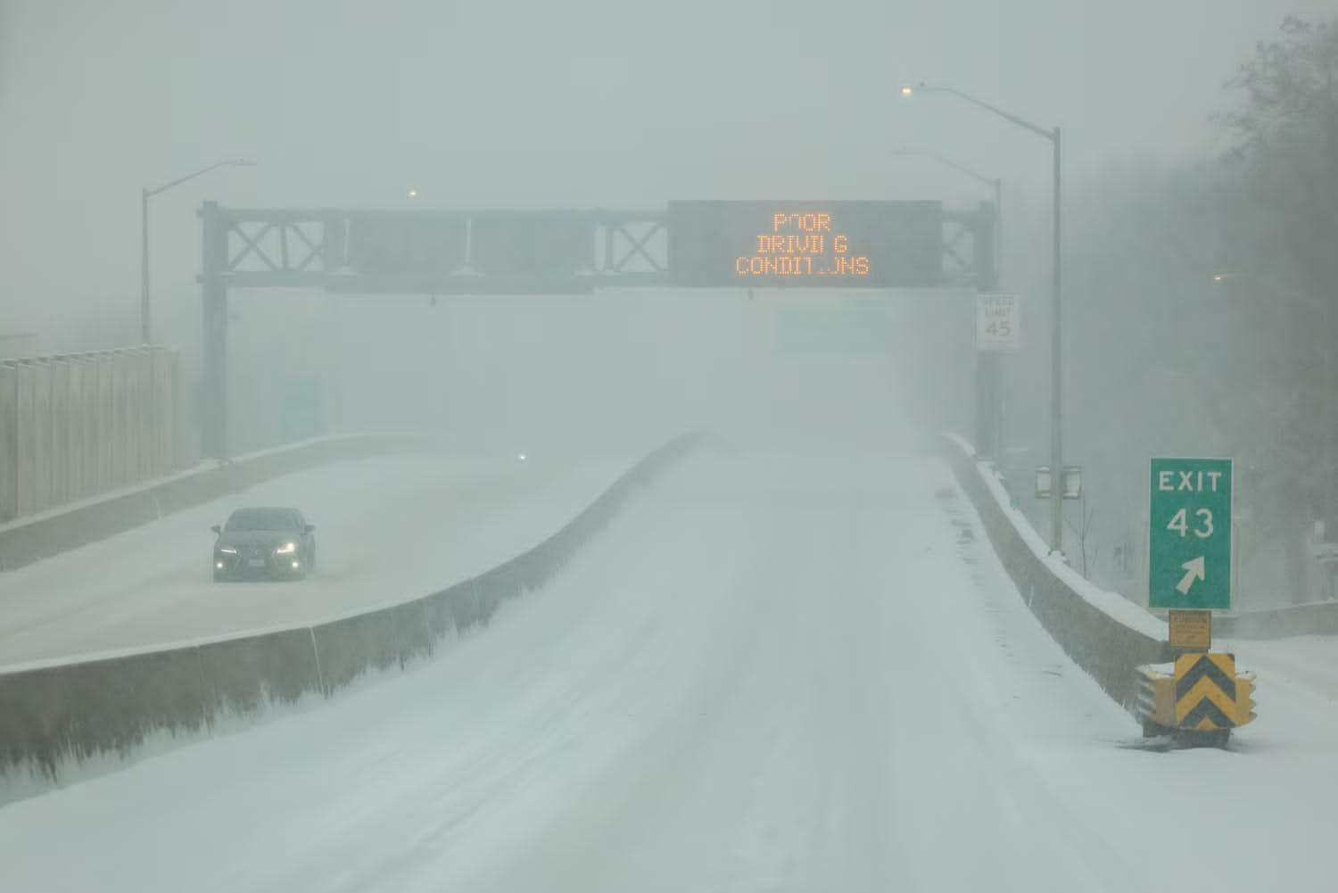 აშშ-ში ზამთრის შტორმს მსხვერპლი მოჰყვა, 900 000-ზე მეტი აბონენტი ელექტროენერგიის გარეშე დარჩა