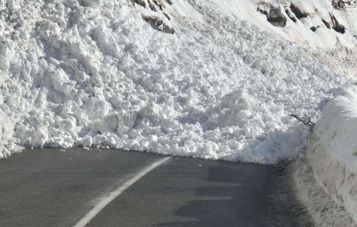 გზების დეპარტამენტი - ზვავის ჩამოწოლის გამო, ნაქერალას უღელტეხილზე ავტოტრანსპორტის მოძრაობა აიკრძალა