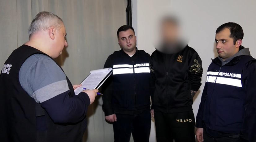 შსს - ბათუმში თურქეთის მოქალაქეს მოტყუებით ჩამოართვეს ტელეფონი და პირადობის დამადასტურებელი მოწმობა და მუქარით, ერთ-ერთ ბანკში ანგარიშის გახსნას აიძულებდნენ - ფაქტზე 3 პირი დააკავეს