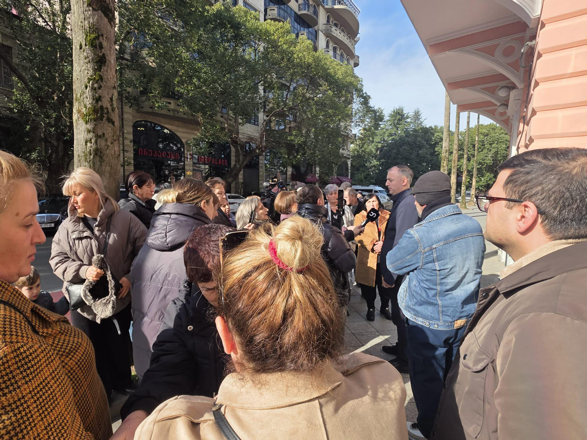 ბათუმის მერიასთან გონიოს მოსახლეობის ნაწილი საპროტესტო აქციას მართავს