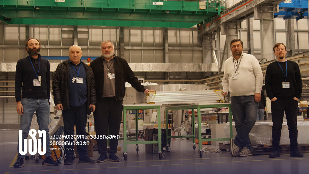 სტუ-ის მეცნიერთა ჯგუფი იაპონიაში გლობალური ექსპერიმენტის ახალ მიღწევებზე იშვიათი ელექტრონების მაძიებელ მკვლევრებთან კოლაბორაციაში მუშაობს