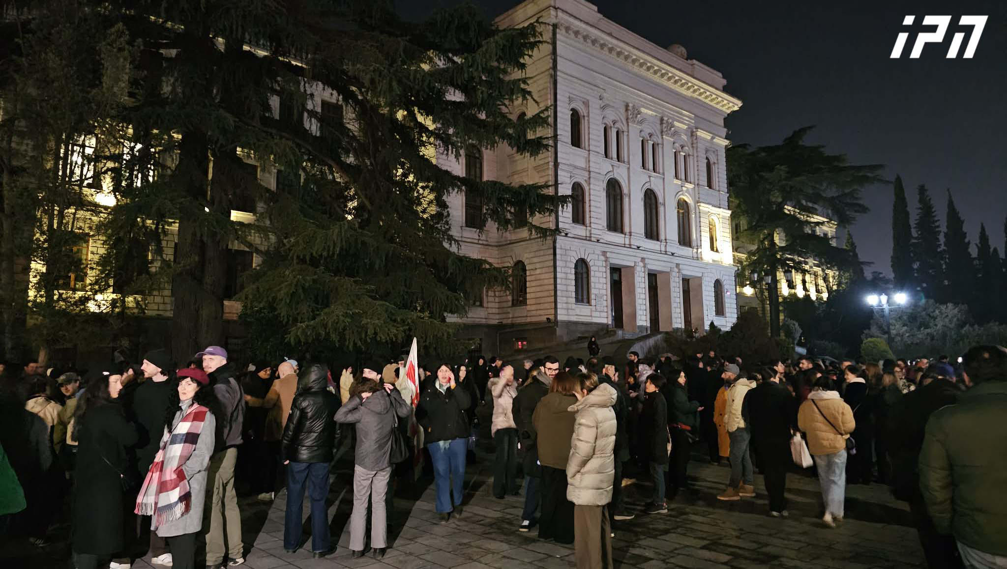 თსუ-სთან აქცია ლოზუნგით - „დაიცავი განათლება“ მიმდინარეობს