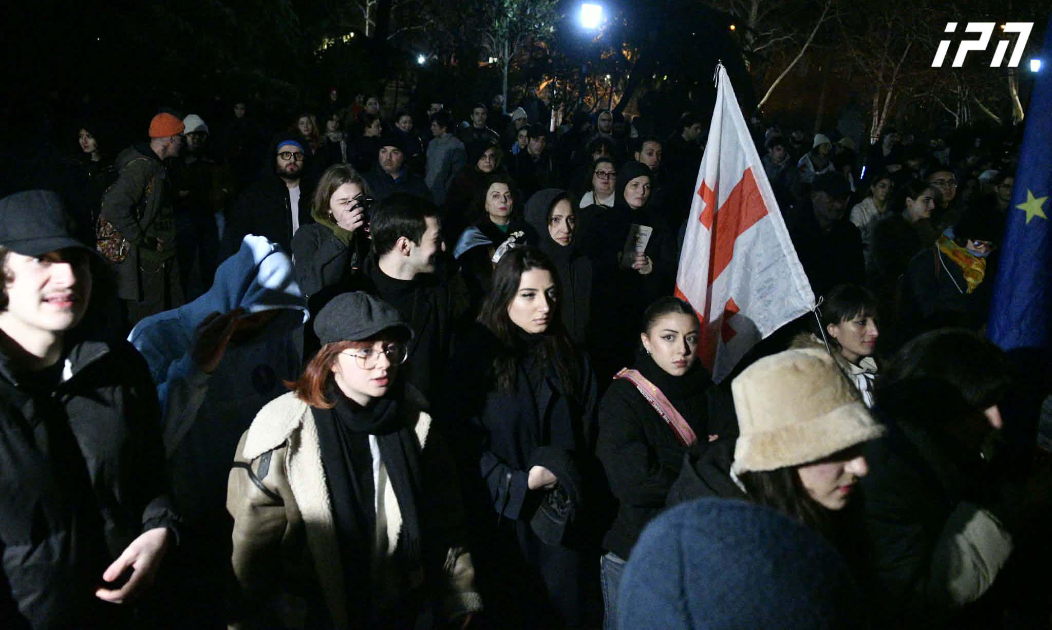 თსუ-ს პირველ კორპუსთან შეკრებილი სტუდენტები რექტორ ჯაბა სამუშიასთან შეხვედრას ითხოვენ