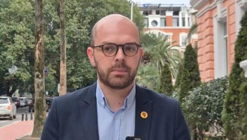 ვაჟა დარჩია - ბათუმის საკრებულოს სხდომაზე განიხილება საკითხი, რომლითაც ავტობუსებზე ტარიფის ორნახევარჯერ გაზრდა იგეგმება - „ქართული ოცნებისა” და ბიძინა ივანიშვილის მთავარი ამოცანაა, ქართველების გაღარიბება და არა მათ ჯიბეებზე ზრუნვა