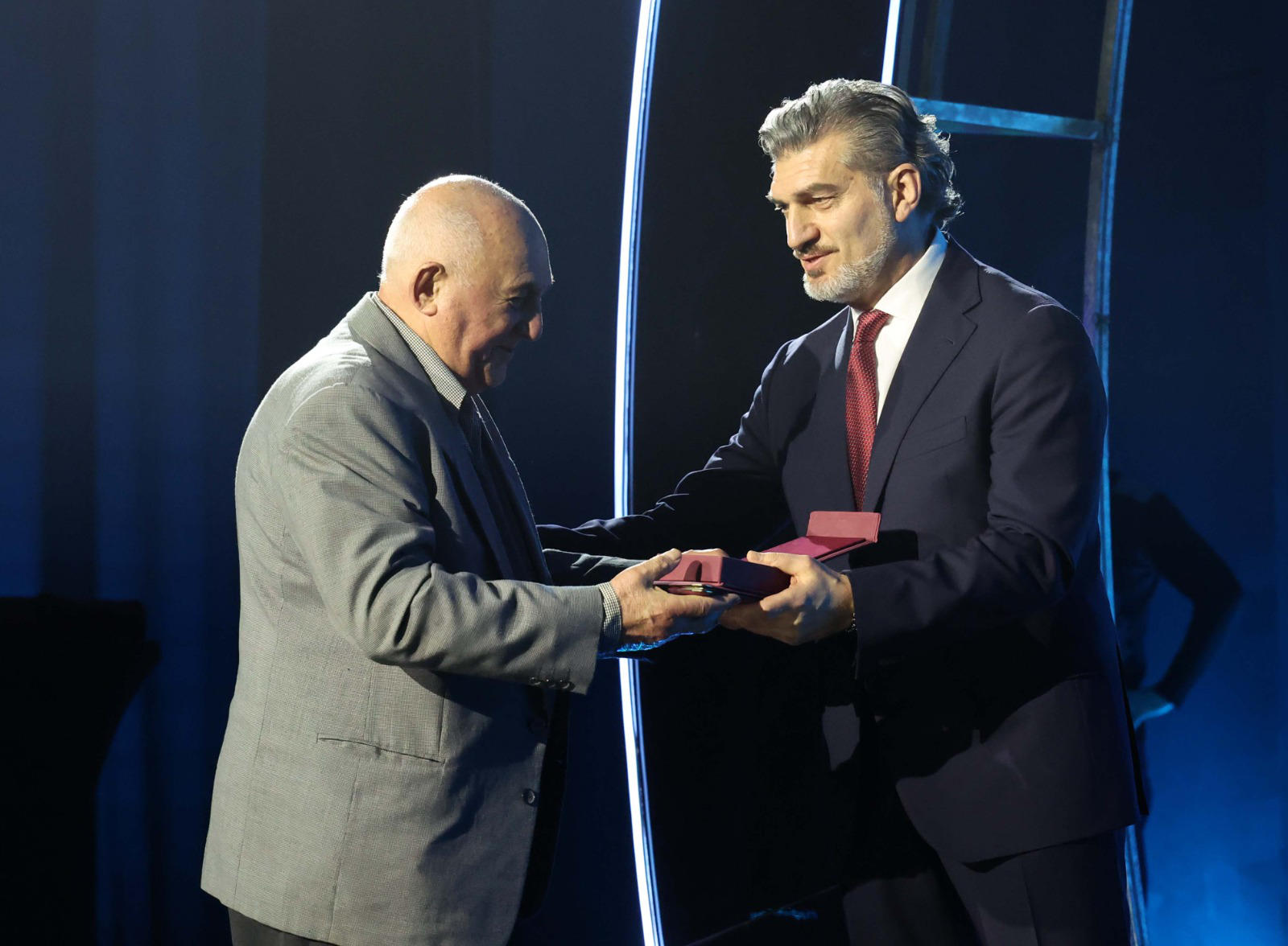 მიხეილ ყაველაშვილმა თბილისის მეტროს 60 წლის იუბილესადმი მიძღვნილ ღონისძიებაზე „თბილისის სატრანსპორტო კომპანიის“ ცხრა თანამშრომელს ღირსების ორდენები გადასცა