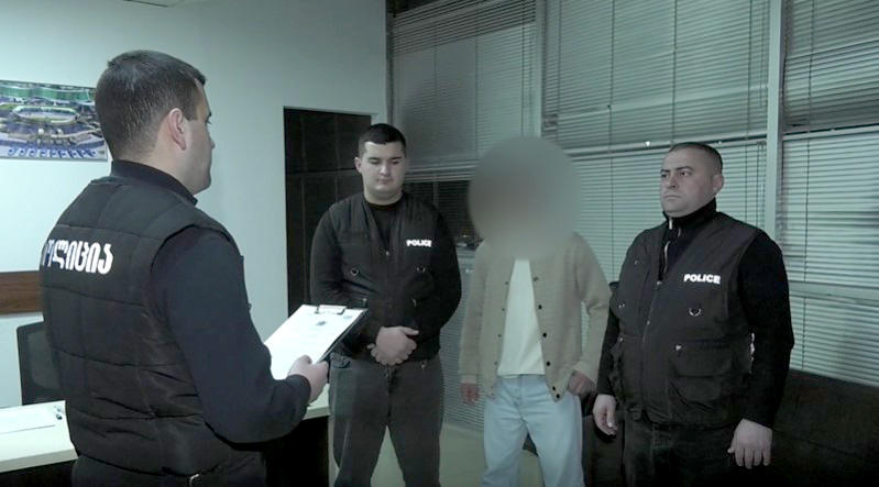 შსს - მარნეულსა და თბილისში, სხვადასხვა მიკროსაფინანსო ორგანიზაციაში, ყალბ ოქროს ნივთებს ალომბარდებდნენ და თანხას თაღლითურად ეუფლებოდნენ - დაკავებულია 4 პირი