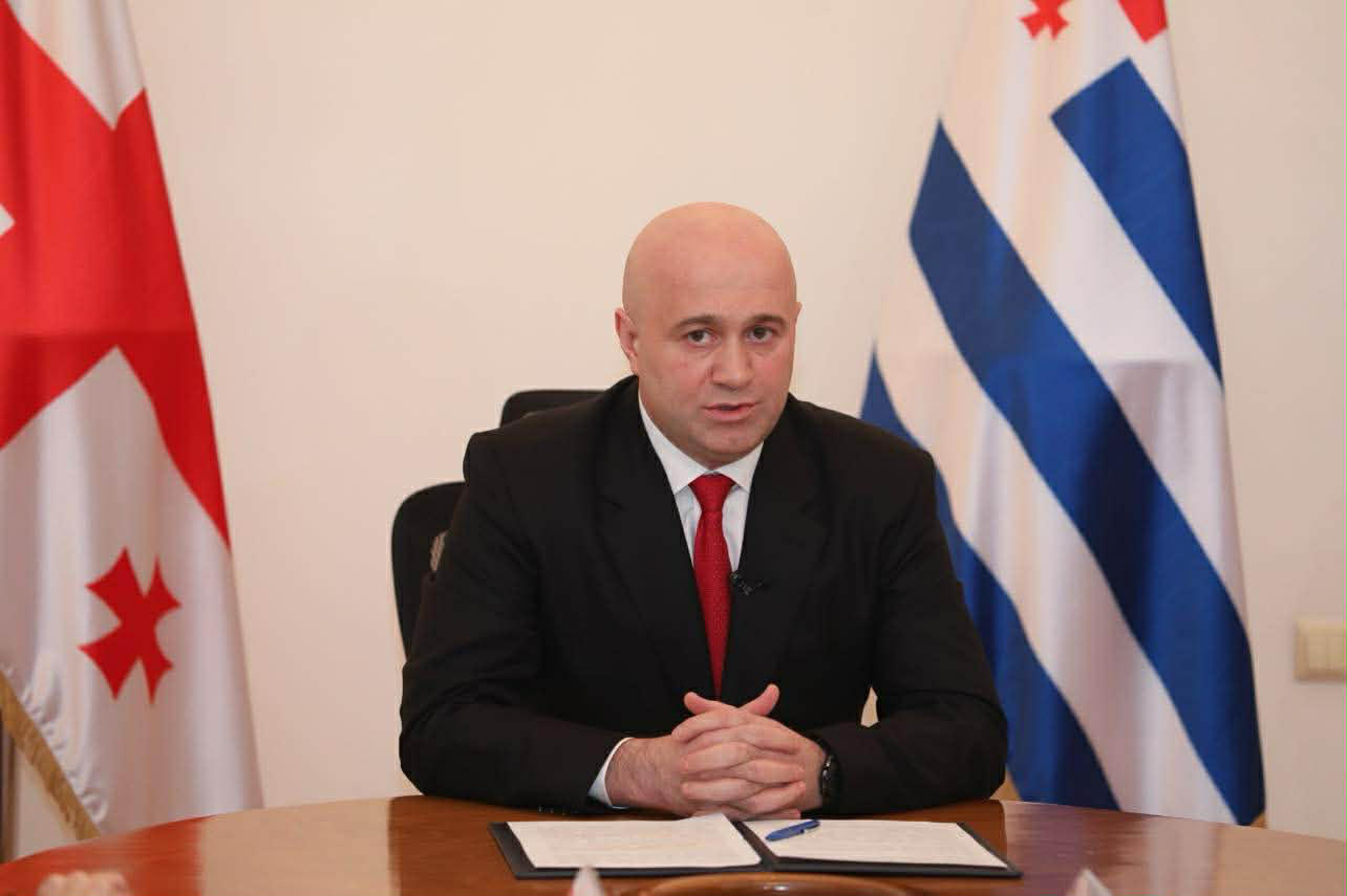 აჭარის მთავრობის თავმჯდომარის განცხადებით, ბათუმში გოგოლის ქუჩაზე მდებარე შენობა, რომლის მოქალაქეებისთვის გადაცემის მოთხოვნითაც რამდენიმე დღეა აქცია იმართება, სოციალური მიზნებით იქნება გამოყენებული და არა კომერციული