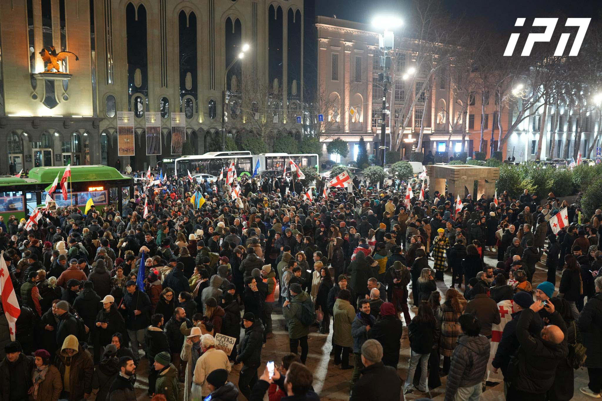 პარლამენტთან აქცია განახლდა