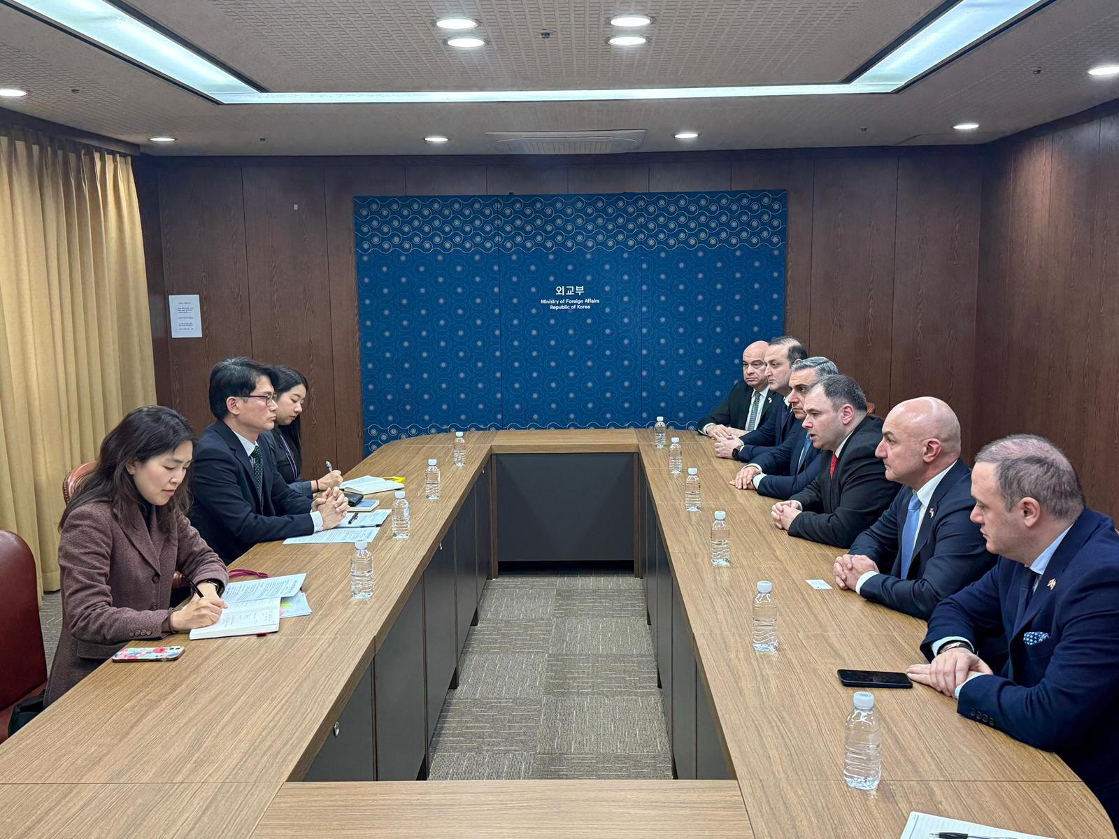 პარლამენტი - საპარლამენტო დელეგაციამ სეულში, კორეის საგარეო საქმეთა სამინისტროში შეხვედრა გამართა - განხილვის ძირითად თემას ორმხრივ ურთიერთობებში არსებული დადებითი დინამიკა წარმოადგენდა