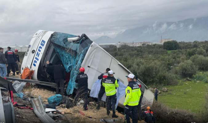 ანტალიაში სამგზავრო ავტობუსი გადაბრუნდა, არიან დაღუპულები