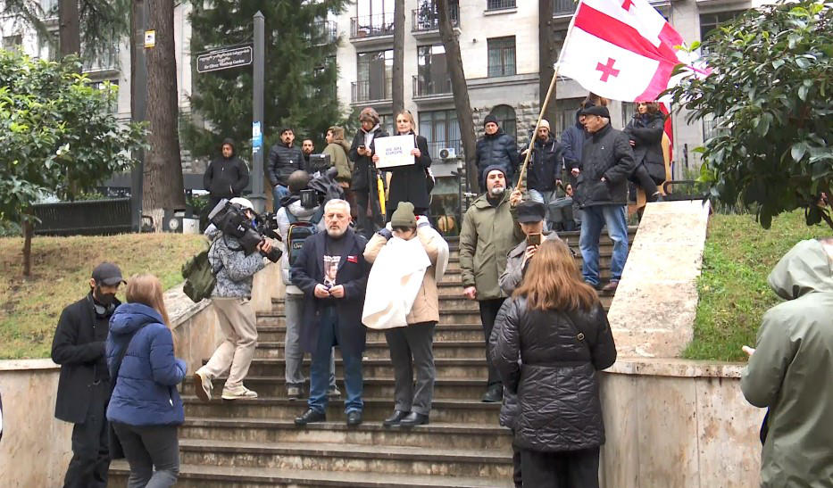 პარლამენტთან საპროტესტო აქცია მიმდინარეობს