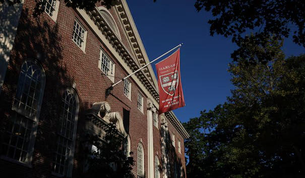 დონალდ ტრამპი - ჰარვარდი დიდი ხანია ძალიან ცუდად იქცევა! ჩვენ ზარალის კომპენსაციის სახით 1 მილიარდ დოლარს ვითხოვთ და მომავალში ჰარვარდის უნივერსიტეტთან არანაირი ურთიერთობა არ გვსურს