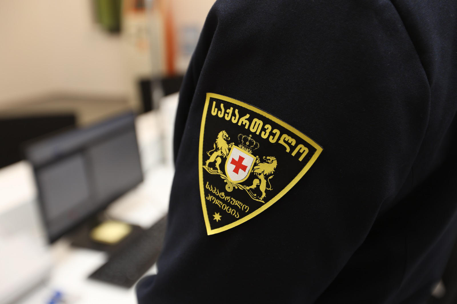 შსს - პოლიციამ დააკავა პირი, რომელიც ქალს სისტემატურად, უკანონოდ უთვალთვალებდა - დაზარალებულს  და მის დედას სიცოცხლის მოსპობით დაემუქრა