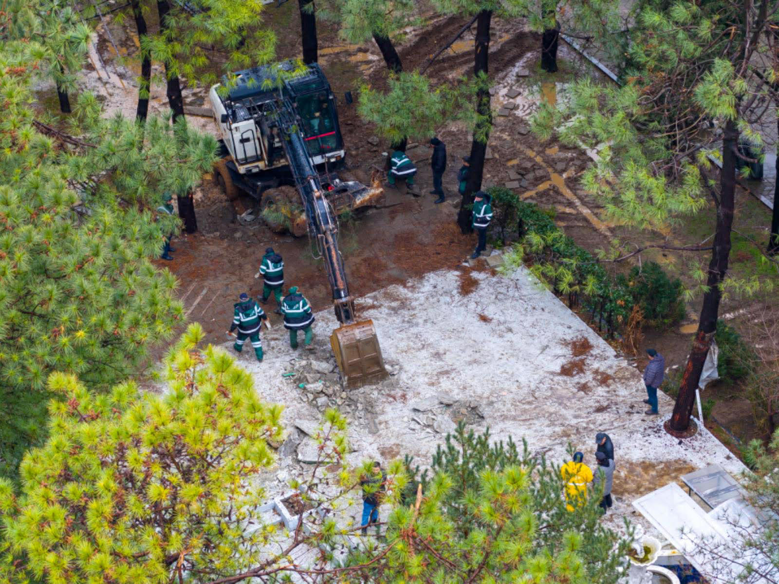 ბათუმში უნებართვო და უსახური ობიექტების დემონტაჟი მიმდინარეობს