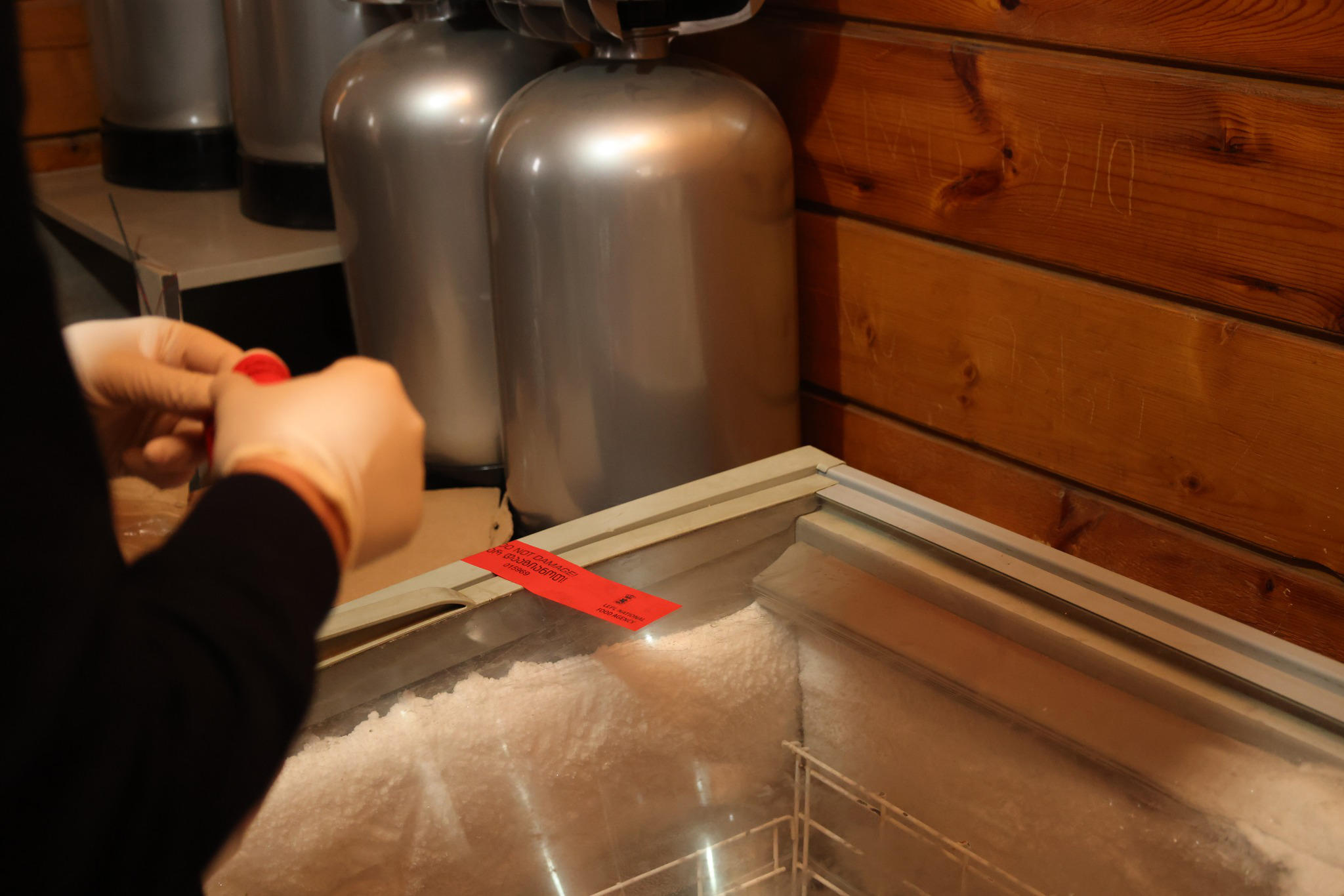 სურსათის სააგენტო - თბილისში, სახელმწიფო კონტროლი განხორციელდა 13 კვების ობიექტის სამზარეულოში, სხვადასხვა სამართალდარღვევა გამოვლინდა 10 ობიექტში, 8 შემთხვევაში კი დაფიქსირდა კრიტიკული შეუსაბამობები