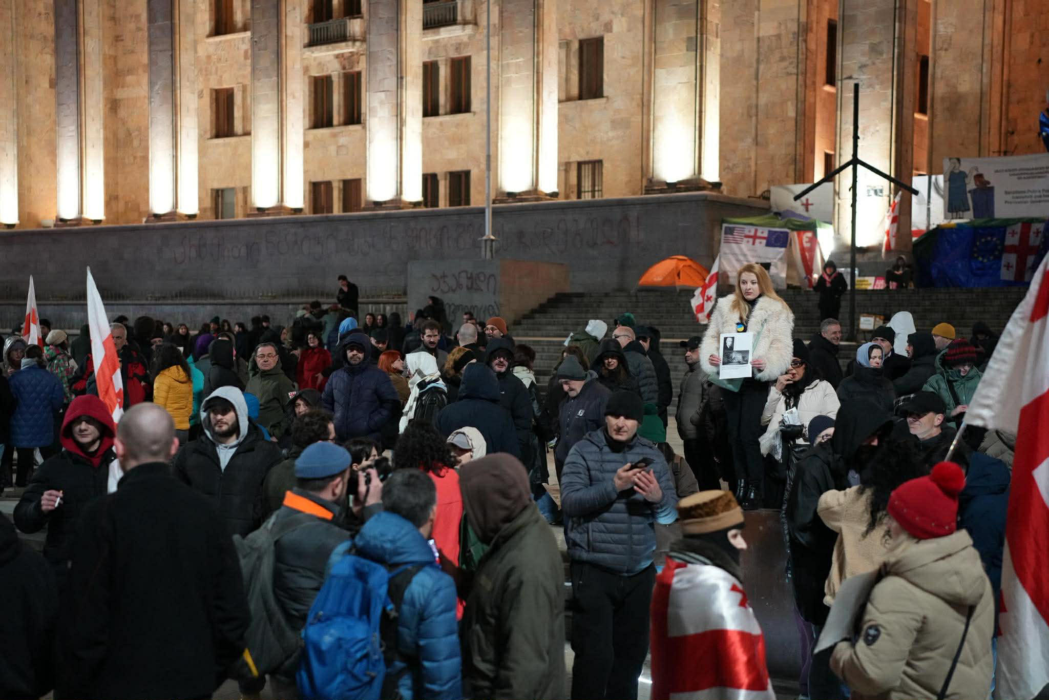 პარლამენტთან საპროტესტო აქცია მიმდინარეობს