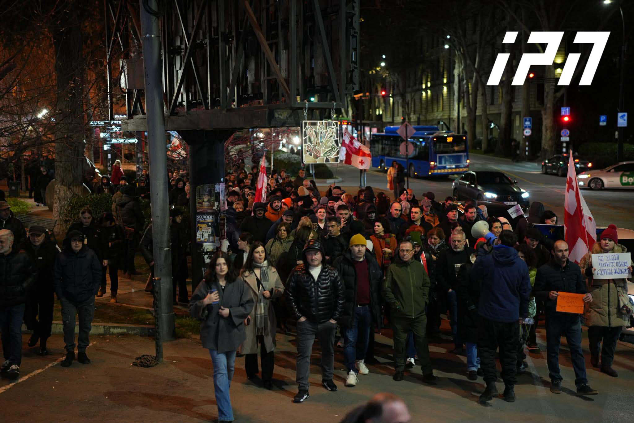 პარლამენტის მიმართულებით საპროტესტო მსვლელობა მიმდინარეობს
