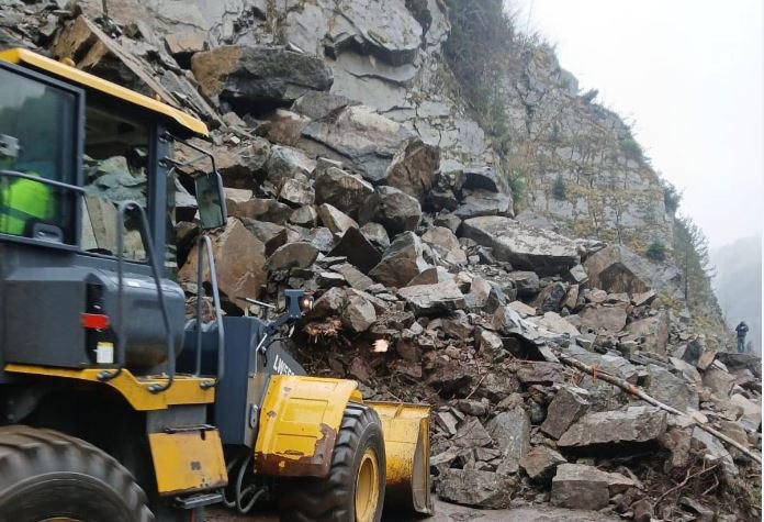 სოფელ ბარჯაშთან კლდოვანი მასის ჩამოსვლის გამო ავტოტრანსპორტის მოძრაობა დროებით აკრძალულია