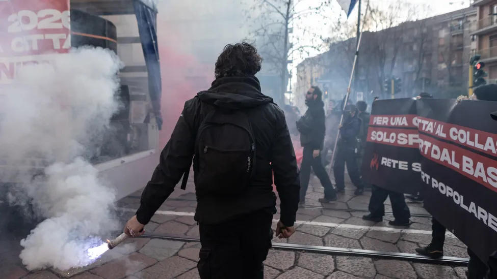 На акции протеста у Олимпийской деревни в Милане произошли столкновения между демонстрантами и полицией