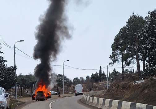შინდისის შემოვლით გზაზე ავტომობილს ცეცხლი გაუჩნდა