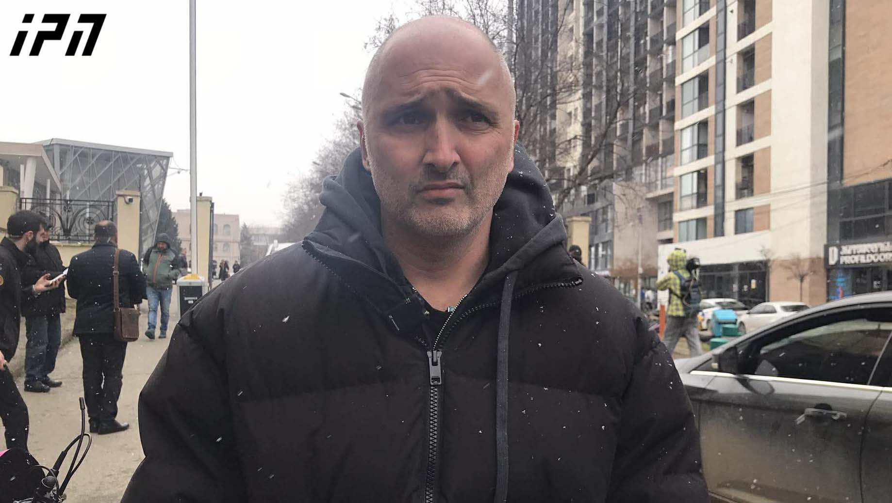 დაკავებული არასრულწლოვნის მამა - ლიფტში, დანით ხელში ნამდვილად ჩემი შვილია, საგამოძიებო უწყებამ დადოს მტკიცებულება, რომ სისხლიანი ფეხსაცმელი მისია - ის სპორტსმენი იყო, წამყვანი ფეხბურთელი, სწავლის და ვარჯიშის მეტს არაფერს აკეთებდა