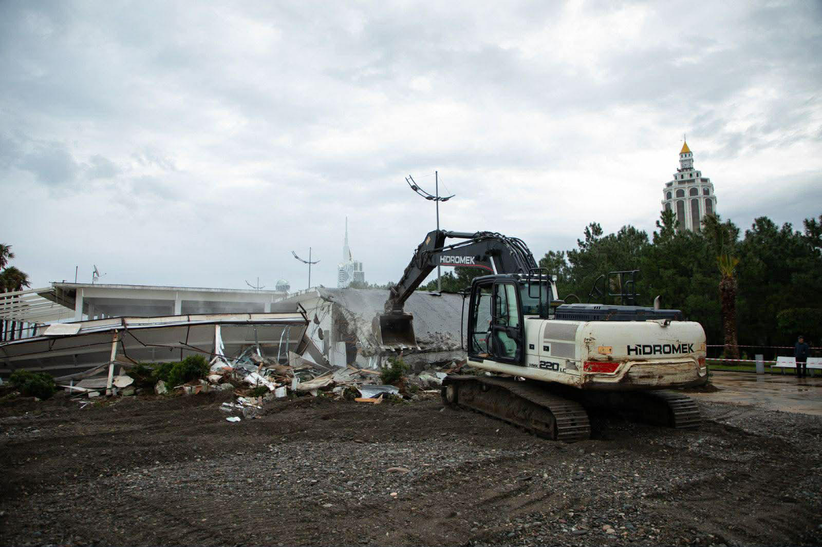 აჭარის მთავრობის ინფორმაციით, ბათუმის სანაპირო ზოლზე კიდევ ერთი უნებართვო ობიექტის, კლუბ „სოჰოს“ დემონტაჟის პროცესი მიმდინარეობს