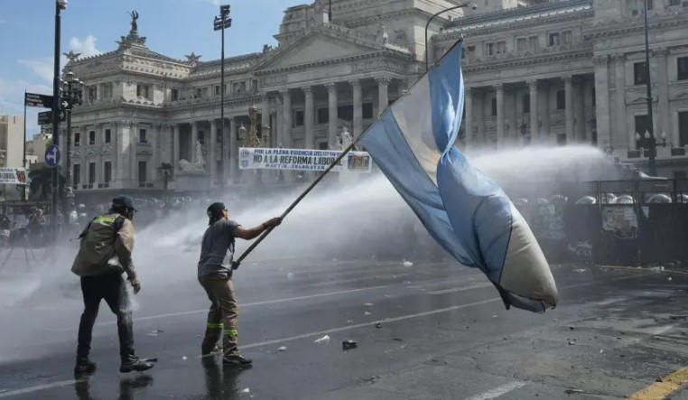 არგენტინაში შრომის რეფორმის საწინააღმდეგო აქციაზე შეტაკებები მოხდა