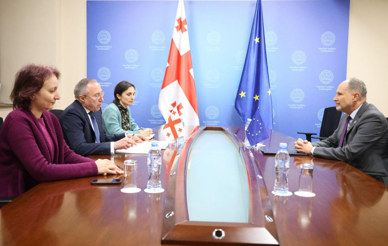 საგარეო უწყების თანახმად, ჰერჩინსკისთან შეხვედრაზე ქართულმა მხარემ იმედი გამოთქვა, რომ ევროკავშირის ინსტიტუტები შეზღუდვების დაწესებით, ზიანს არ მიაყენებენ სტრატეგიულ კორიდორსა და „შუა დერეფნის“ ინიციატივას, რომლის ნაწილი ყულევის ნავსადგურიცაა