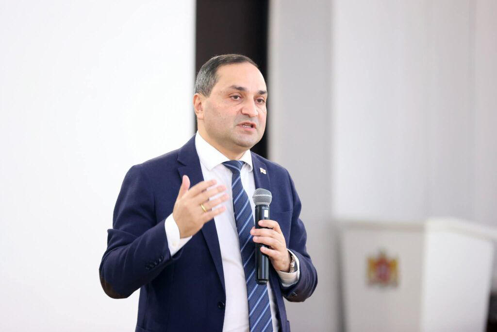 ზვიად გაბისონია – ინფორმაცია, თითქოს მთავრობის მიერ მიღებული ახალი დადგენილება სტუდენტთა კვოტირების შესახებ მოქმედ სტუდენტებს ეხება არის სრული სიცრუე