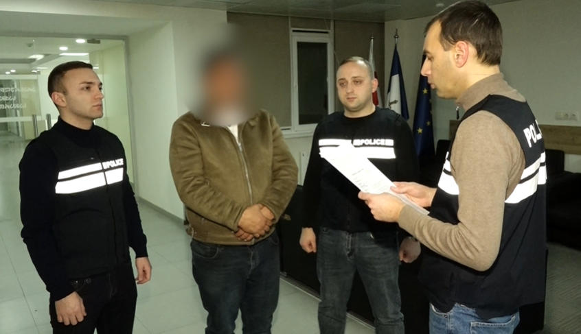 შსს - დაკავებულია იორდანიის მოქალაქე, რომელიც სისტემატურად ახორციელებდა გარყვნილ ქმედებას საკუთარი არასრულწლოვანი ქალიშვილების მიმართ და მათზე ფიზიკურად ძალადობდა, იმ შემთხვევაში კი, თუ ამის შესახებ სხვას მოუყვებოდნენ, სიცოცხლის მოსპობით ემუქრებოდა