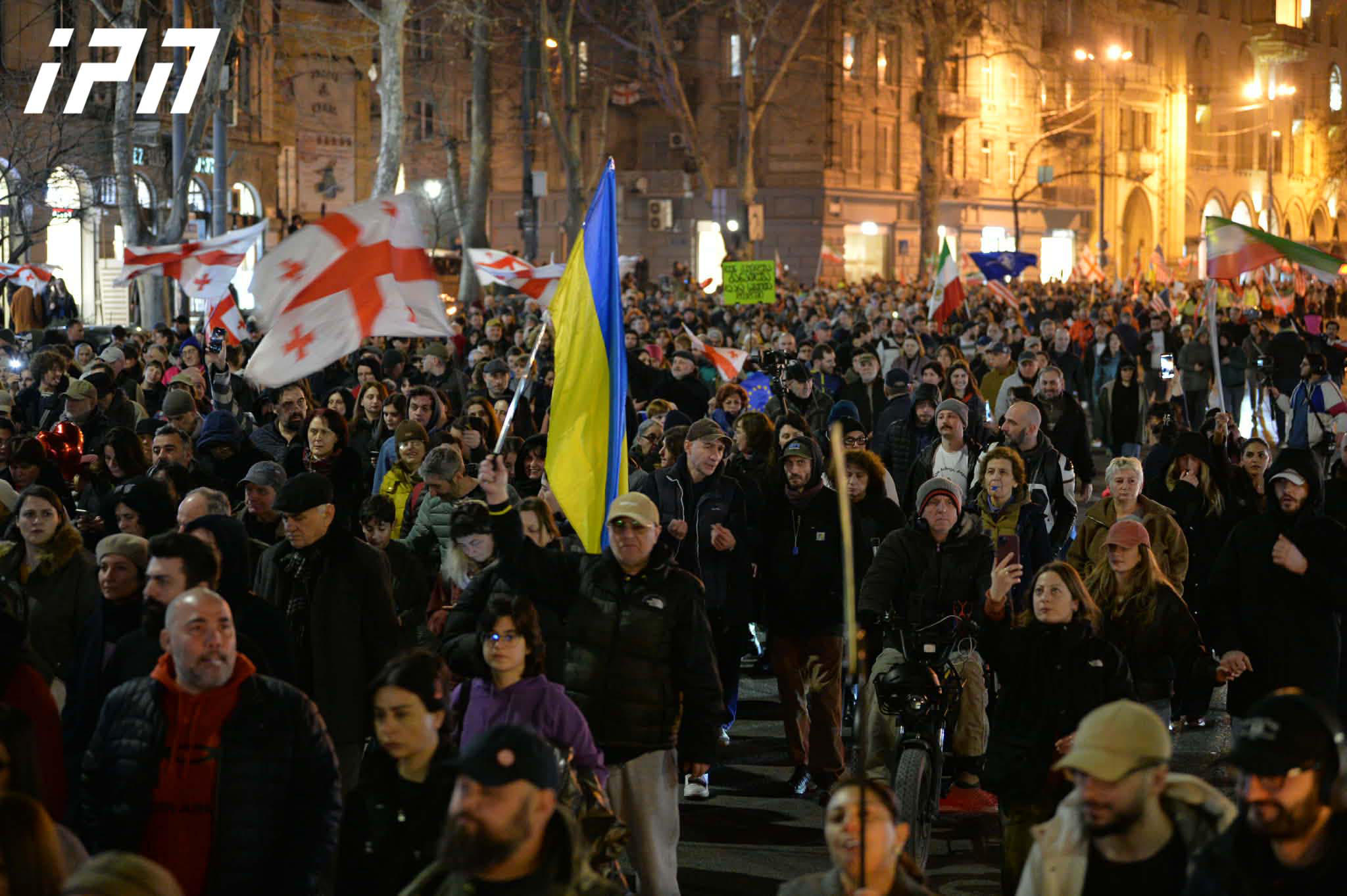 პარლამენტისკენ საპროტესტო მსვლელობა მიმდინარეობს