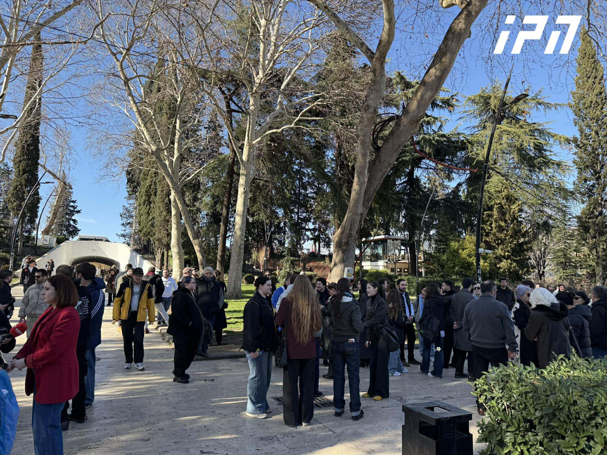 დედაენის ბაღში საპროტესტო აქცია “დაიცავი განათლება” მიმდინარეობს