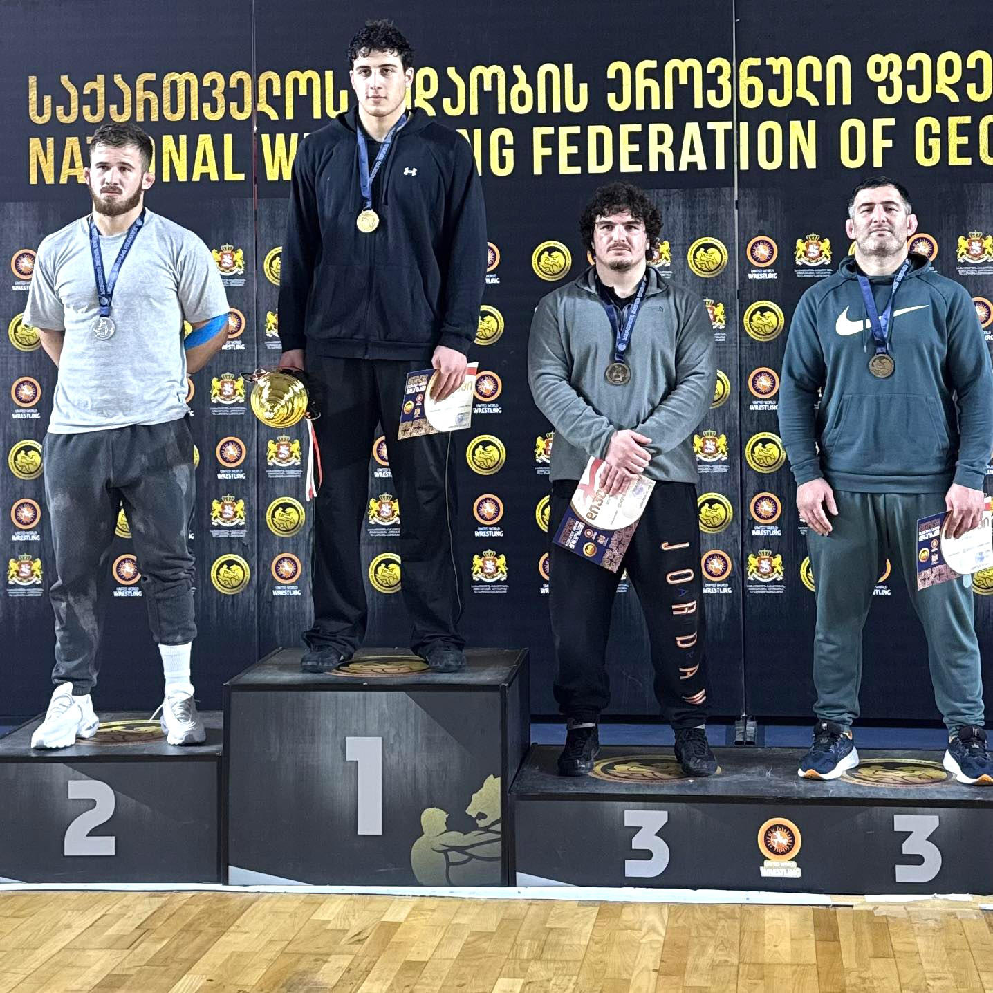 საქართველოს ტექნიკური უნივერსიტეტი სტუდენტ ალექსანდრე აბრამიშვილს თავისუფალი სტილით ჭიდაობაში საქართველოს ჩემპიონობას ულოცავს