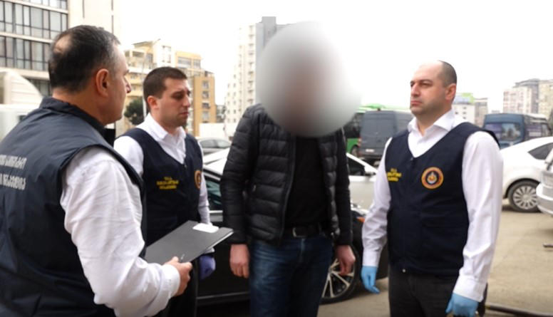 თაღლითობის ბრალდებით თბილისის პოლიციის დეპარტამენტის თანამშრომელი დააკავეს