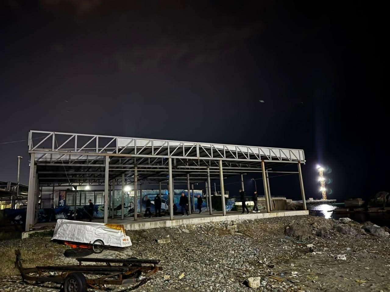 ბათუმის მერია აცხადებს, რომ ე.წ. თევზის რესტორნების დანგრევის შესახებ ინფორმაცია სიმართლეს არ შეესაბამება და მიმდინარეობს უნებართვო ობიექტის დემონტაჟი