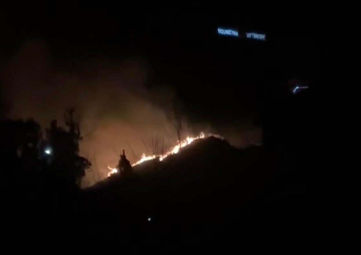 დაბა ჩაქვში, სოფელ საჩინოსთან ხანძარია