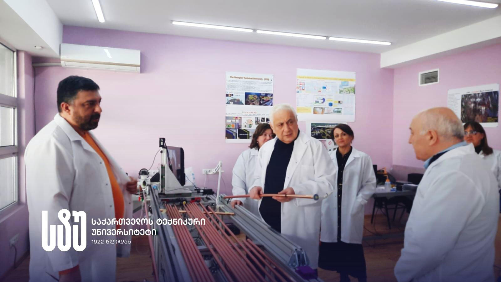 საქართველოს ტექნიკური უნივერსიტეტის რექტორი სტროუ ლაბორატორიაში მიმდინარე სამუშაო პროცესს გაეცნო