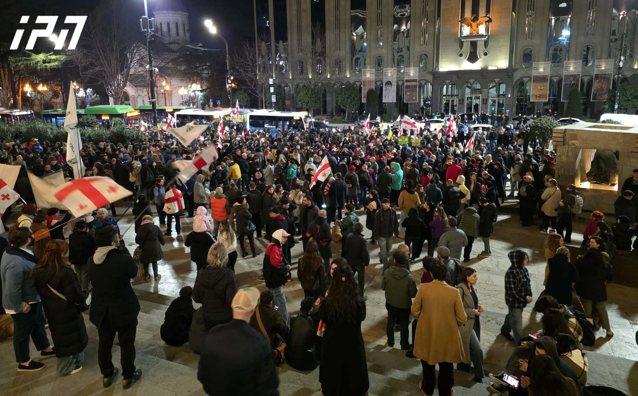 პარლამენტთან საპროტესტო აქცია მიმდინარეობს