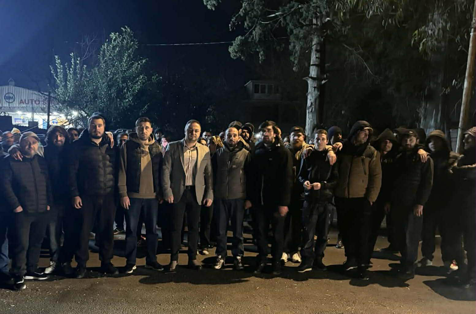 ხელვაჩაურში, პოლიციის შენობასთან მოქალაქეები საპროტესტო აქციას მართავენ