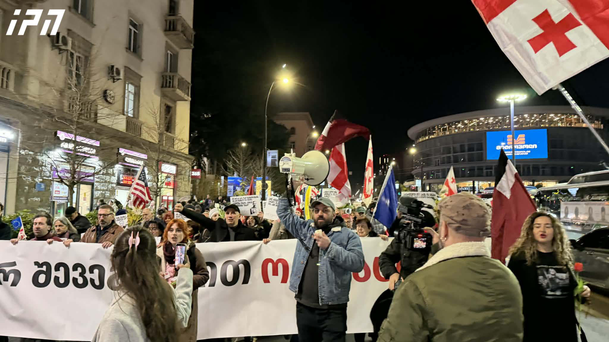 თბილისში, ლოზუნგით  - „არ შევეგუებით ოკუპაციას“  მსვლელობა მიმდინარეობს