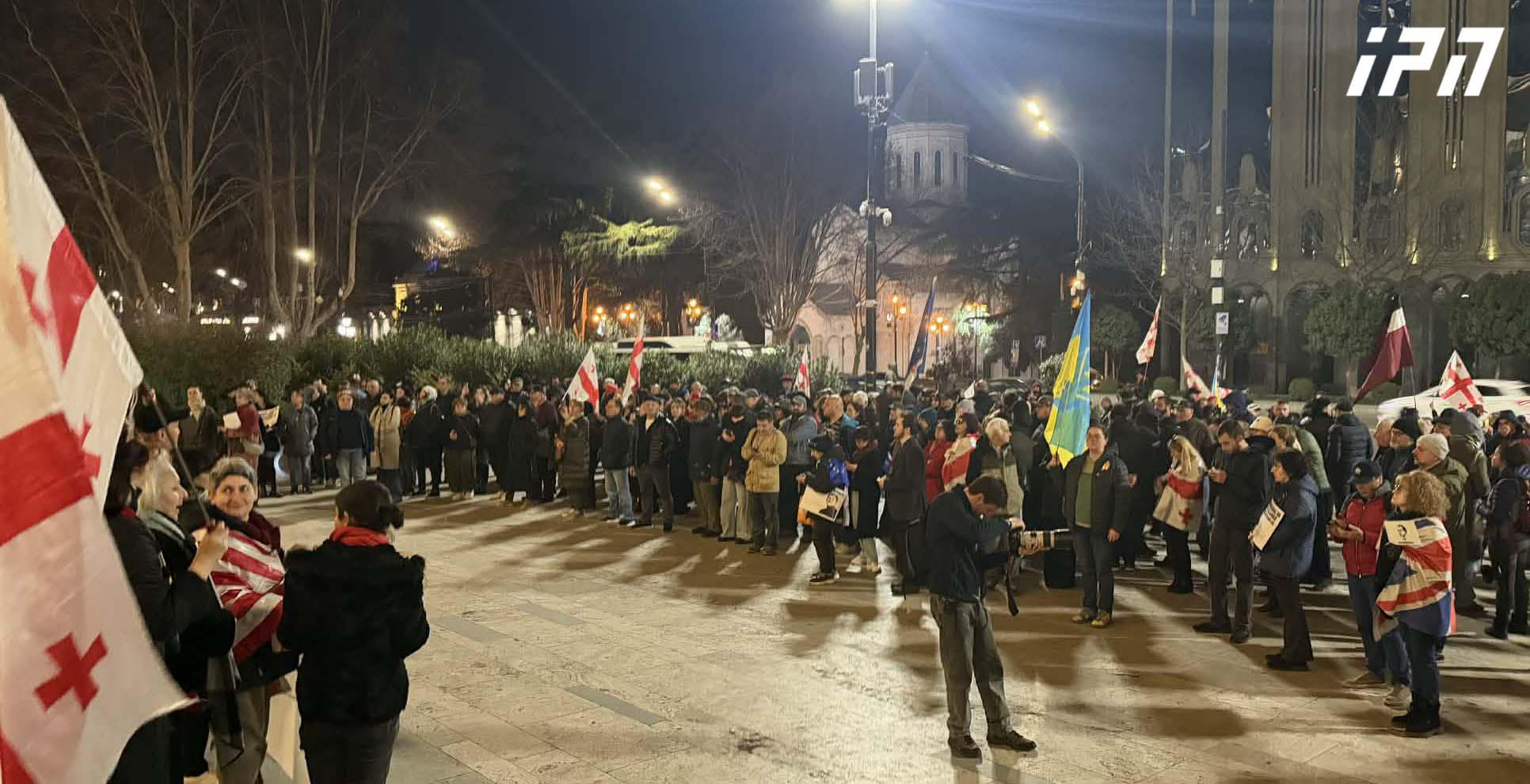 პარლამენტთან საპროტესტო აქცია მიმდინარეობს